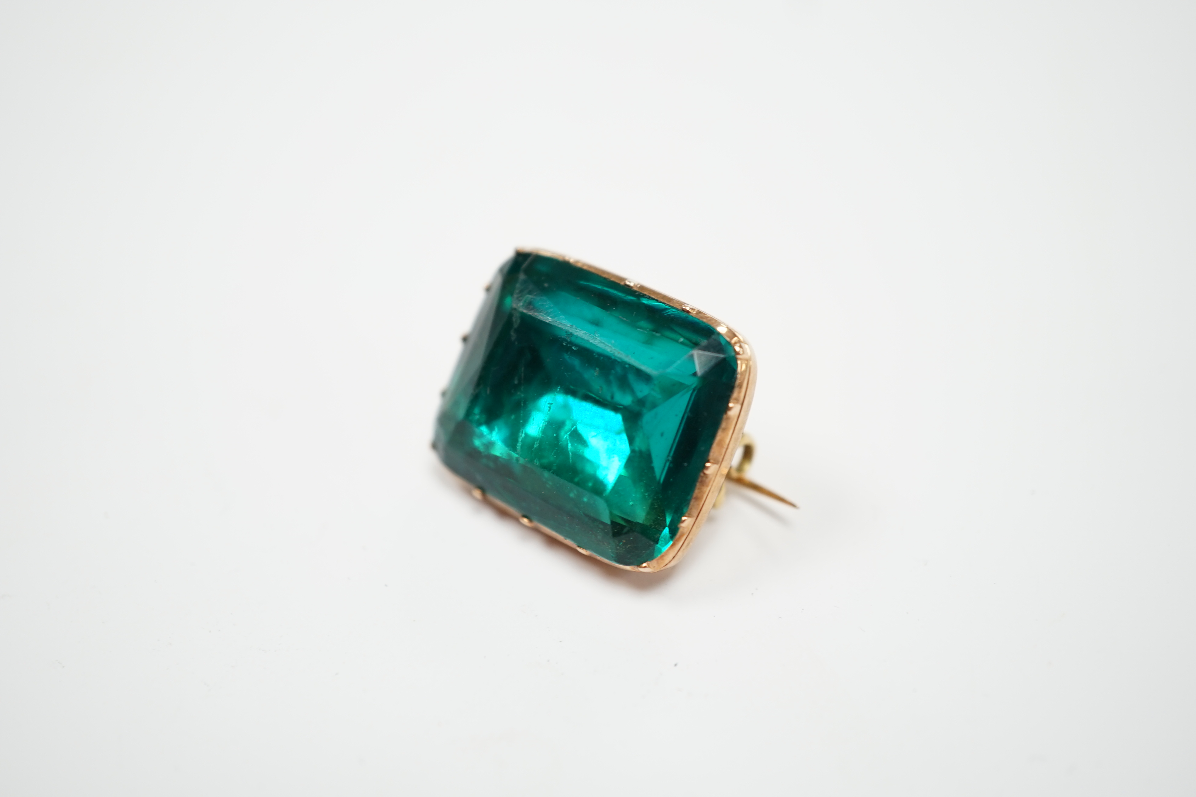 A Victorian yellow metal and green paste set brooch, 20mm.